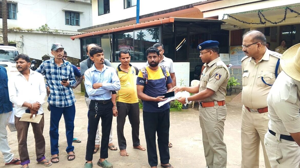 ಉಡುಪಿ: ನಗರ ಠಾಣಾ ವ್ಯಾಪ್ತಿಯಲ್ಲಿ ಕಳವಾದ ಸುಮಾರು 30ಕ್ಕೂ ಅಧಿಕ ಮೊಬೈಲ್ ಗಳನ್ನು ವಾರಸುದಾರರಿಗೆ ಹಸ್ತಾಂತರ